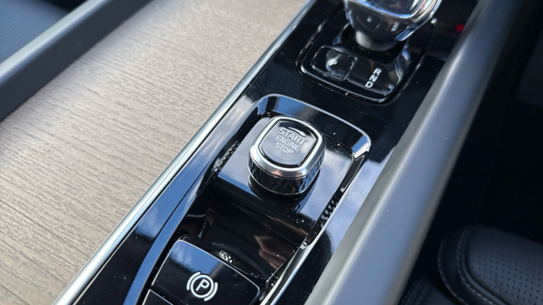 Volvo XC60 2.0 T8 [455] PHEV Ultra Dark 5dr AWD Geartronic Estate